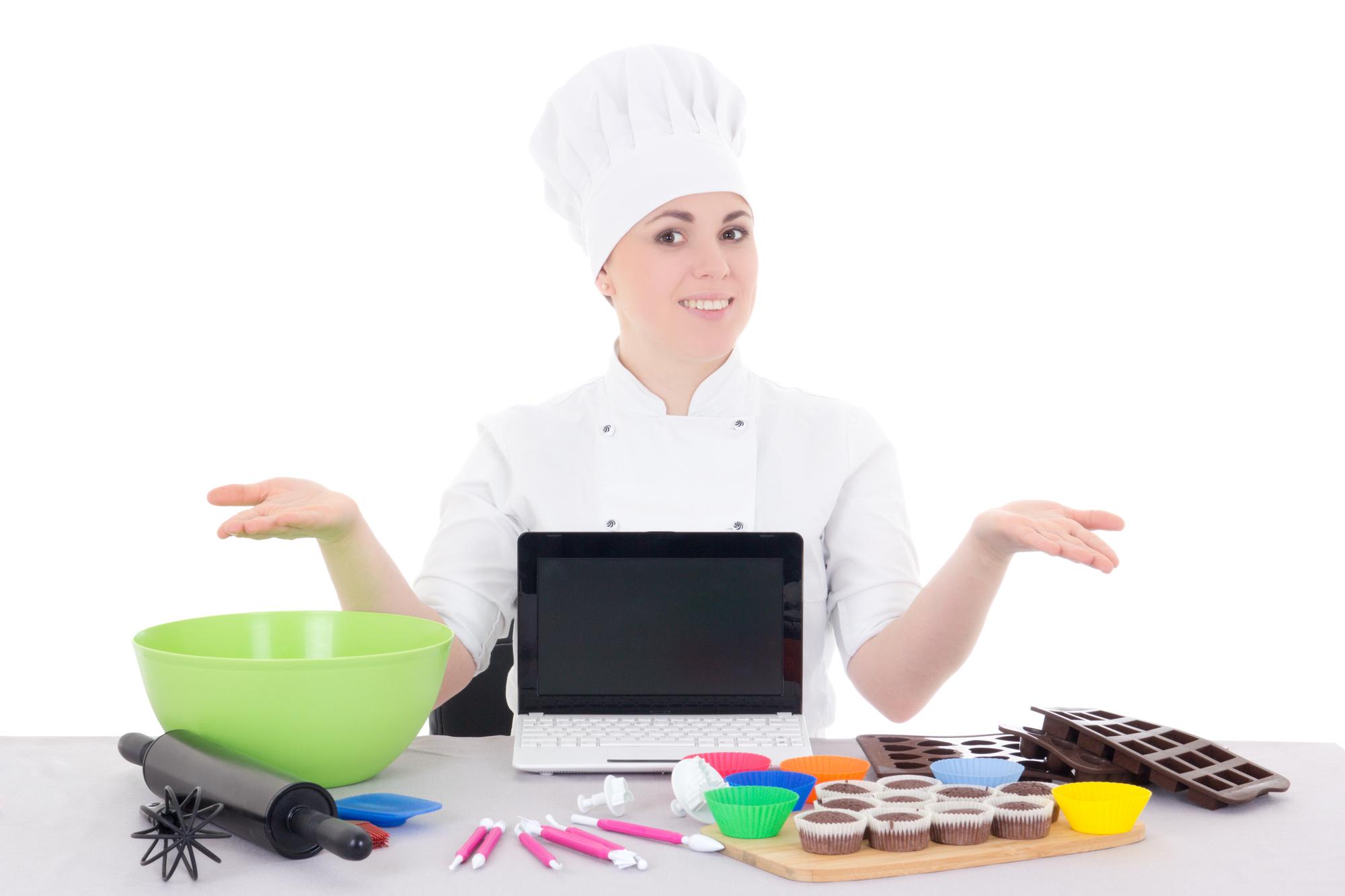 Studio cucina con chef che spiega una tecnica